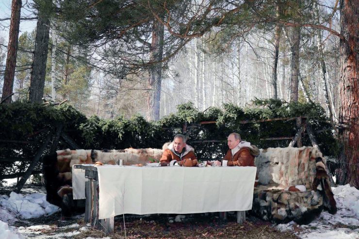 Russland / Von der Geheimniskrämerei des Kreml-Chefs bei der Covid-Impfung und anderen Seltsamkeiten