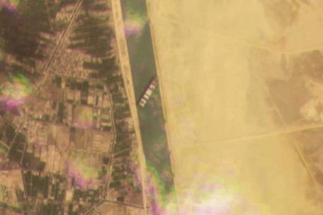 Handelsroute / Containerschiff läuft in Suezkanal auf Grund – Fahrwasser in beide Richtungen blockiert