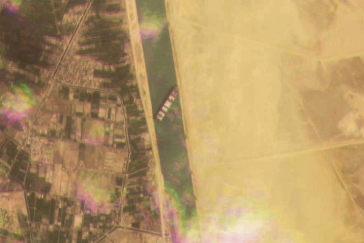 Handelsroute / Containerschiff läuft in Suezkanal auf Grund – Fahrwasser in beide Richtungen blockiert