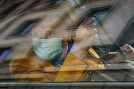 „Es war mein Fehler“ / In Berlin spielt sich Historisches ab – eine zermürbte Kanzlerin entschuldigt sich bei den Deutschen