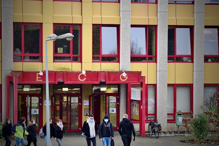 Deutschland / Forschende errechnen Infektionsrisiko in Theatern, Schulen und Co.