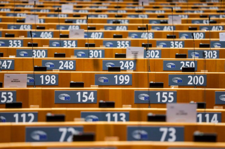 Brüssel / Rechtsstaatsmechanismus: EU-Parlament droht Kommission mit Klage