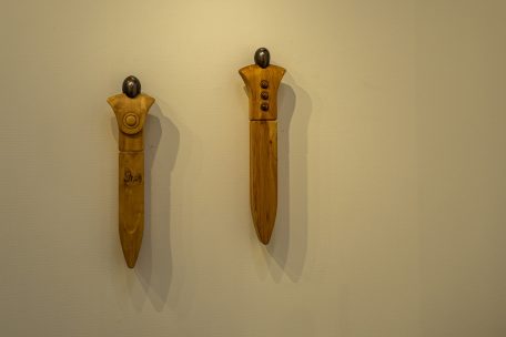 Esch / Hölzerne Wächter in der Galerie Schlassgoart: Ausstellung von Pitt Brandenburger