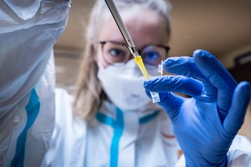 Parlamentarische Frage / Gesundheitspersonal der Luxemburger Labore erhält Impf-Einladung „in den nächsten Tagen“