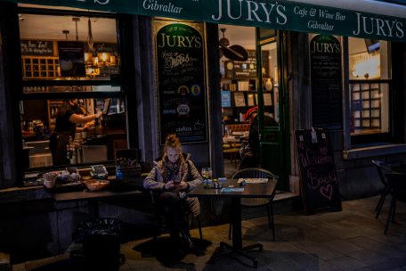 Herdenimmunität am Affenfelsen / Gibraltar wird Europas Versuchslabor – Pubs öffnen, Maskenpflicht entfällt