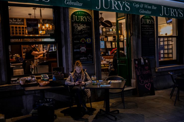 Herdenimmunität am Affenfelsen / Gibraltar wird Europas Versuchslabor – Pubs öffnen, Maskenpflicht entfällt