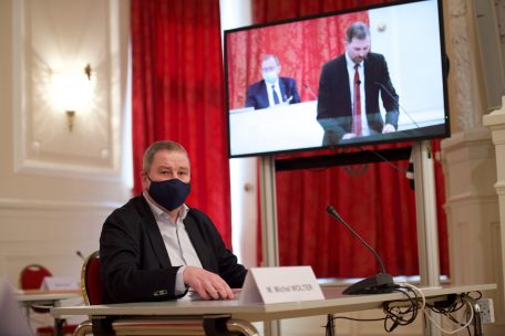 Parlament / Opposition fordert Demission von Familienministerin