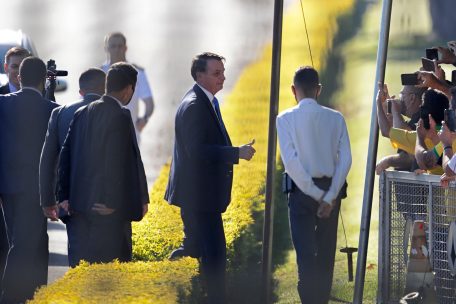 Kommentar im El País / Brasiliens Militär muss sich von Bolsonaro distanzieren