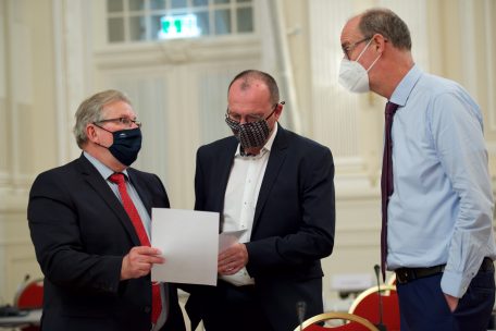 Analyse / Zwei Motionen, eine Debatte und null Erkenntnisse: Aufklärung der Corona-Cluster verkommt zum politischen Ränkespiel