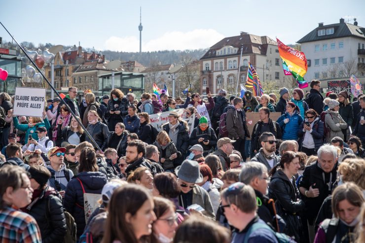 Deutschland / Minister: Stuttgarter „Querdenken“-Demo befördert dritte Corona-Welle