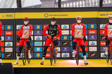 Jempy Drucker (in der schwarzen Jacke) startete am Sonntag mit seinem Team Cofidis