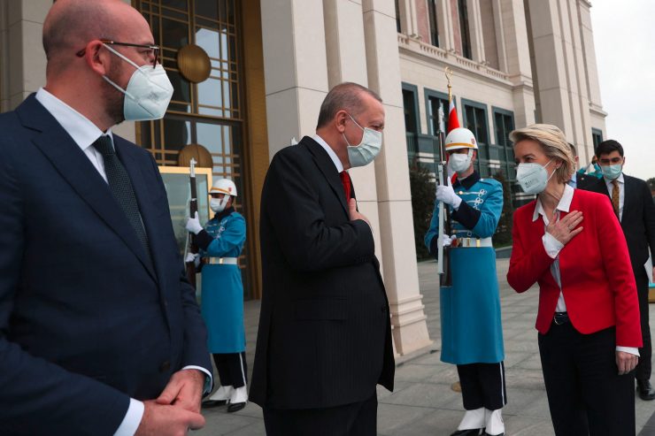 Türkei-Besuch / EU lockt Erdogan mit Angebot und kritisiert innenpolitische Lage