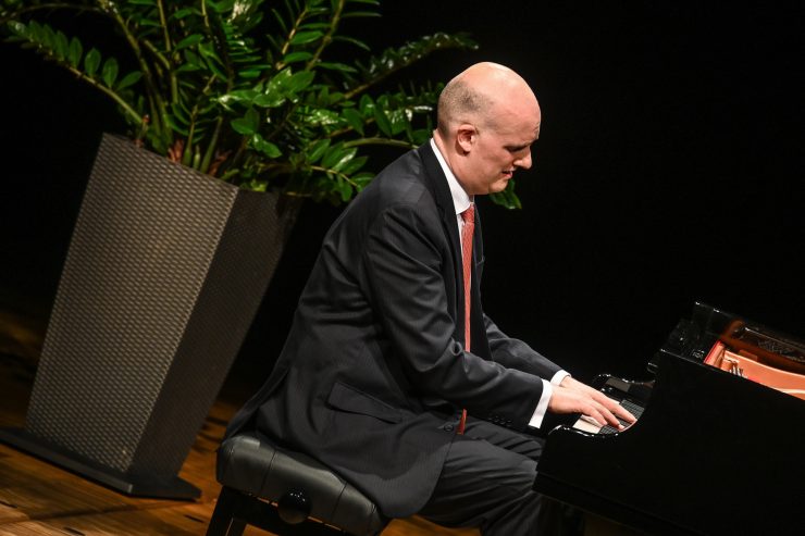 Alain spannt den Bogen / Nachdenkliche Klänge bei den Osterkonzerten mit dem OPL und dem Pianisten Jean Muller