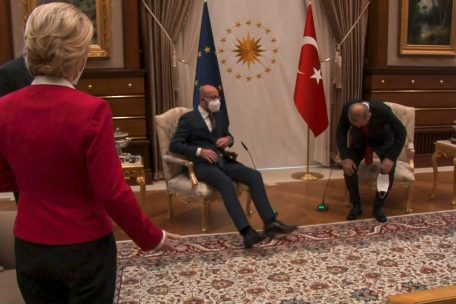 „SofaGate“ / Ärger wegen eines fehlenden Sessels