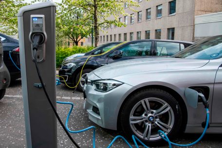 Automobilmarkt / Anteil der Elektroautos an den Neuzulassungen bleibt auch 2021 hoch