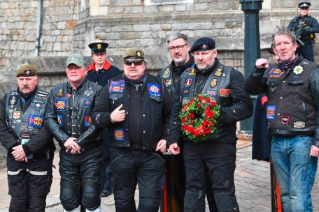 Mitglieder des Household Division Veteran Riders Club &uuml;berbringen am 11. April 2021, zwei Tage nach dem Tod des britischen Prinzen Philip, Herzog von Edinburgh, im Alter von 99 Jahren, einen Trauerkranz auf Schloss Windsor in Windsor, westlich von London