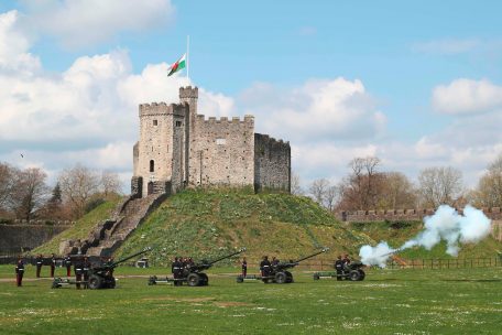 Der &bdquo;Todesschusssalut&ldquo; wird vom 104. Regiment der Royal Artillery abgefeuert