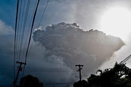 Eine Aschewolke steigt auf, nachdem der Vulkan La Soufri&egrave;re auf der &ouml;stlichen Karibikinsel St. Vincent ausgebrochen ist