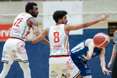 Eine der gr&ouml;&szlig;ten St&auml;rken von Dylan Rocha Pires (Nr. 8) ist die Defensivarbeit, da muss sich der Ettelbr&uuml;cker Philippe Gutenkauf (in Blau) so einiges einfallen lassen