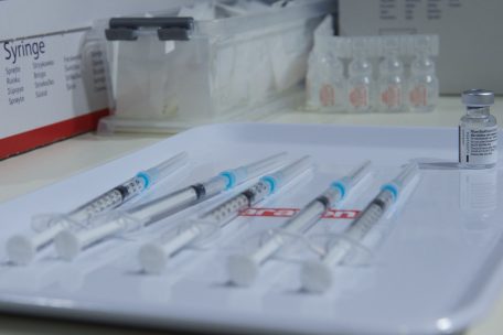 Der Patient hat nicht die Wahl: Zuletzt stand angesichts der Engpässe in den vielen Impfzentren nur ein Impfmittel zur Verfügung