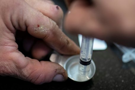 Experten gehen davon aus, dass Abhängige ihren Konsum während der Krise noch vertieft haben. Gelegenheitsnutzer dürften aber die Möglichkeit beim Schopf ergriffen haben, sich ihres Lasters zu befreien.