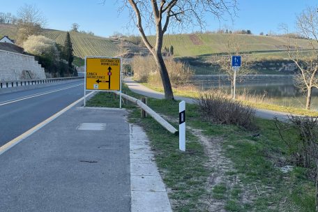 Wer nach Greiveldingen abbiegen will, muss sein Rad &uuml;ber die Leitplanke hieven &ndash; oder durchs Gras holpern