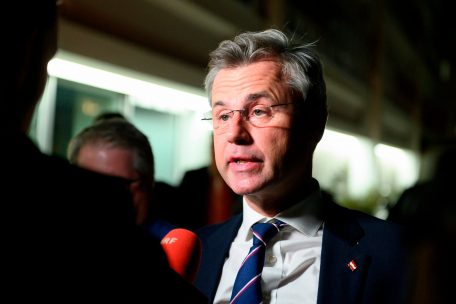 Österreich / FPÖ-Chef Hofer befeuert mit Ruf nach FFP2-Masken eine Führungskrise