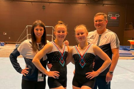 Die FLGym-Delegation beim Podiumtraining in Basel (v.l.n.r.): Domenica Camardella (Trainerin), C&eacute;leste Mordenti, Lola Schleich, Piotr Kopczynski (Trainer)
