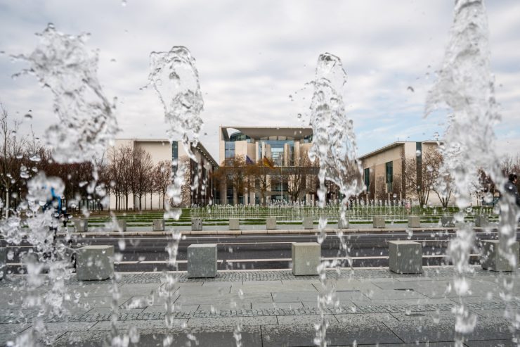 Deutschland / Drei Persönlichkeiten, drei Stile – und ein Ziel: Die Kanzlerkandidaten im Tauglichkeitstest 