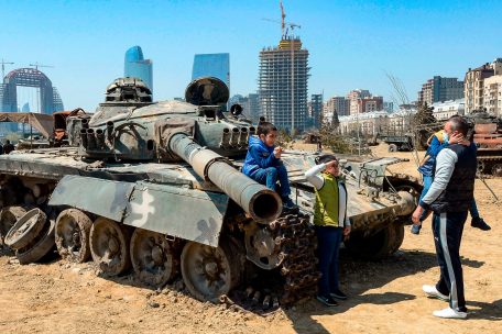 Kinder posieren auf zerschossenem Kriegsger&auml;t