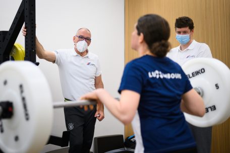 Spannung halten:&nbsp;Martin Zawieja (l.) und Jérôme Pauls achten auf eine saubere Ausführung der Kraftübungen
