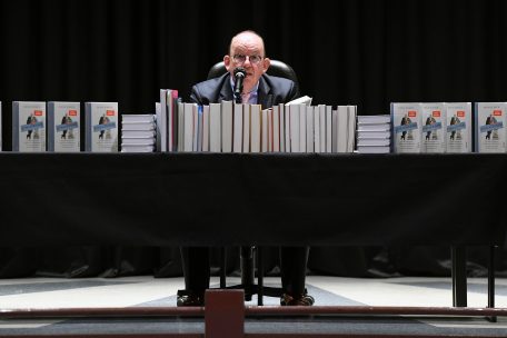 Denis Scheck bei der LiteraTour in Bettemburg / „Ärger mit dem Sparbuch“