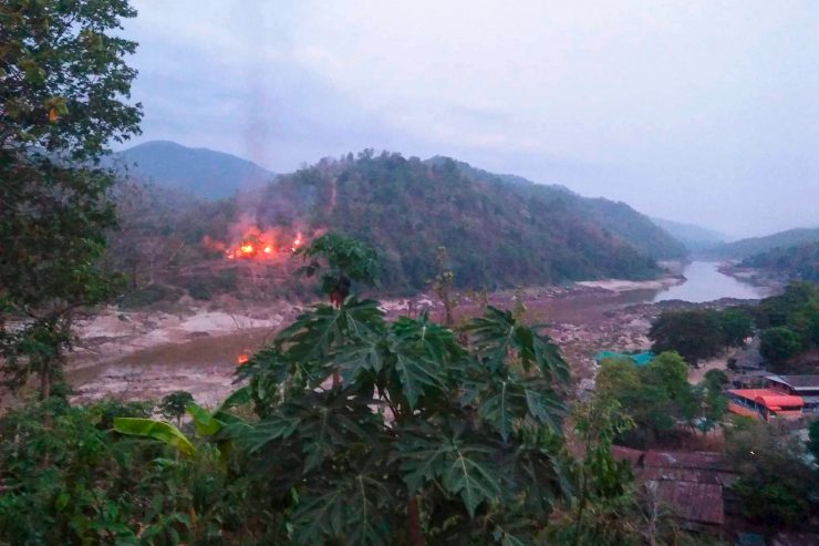Nach Militärputsch / Rebellenangriff in Myanmar: Heftige Kämpfe an der Grenze zu Thailand