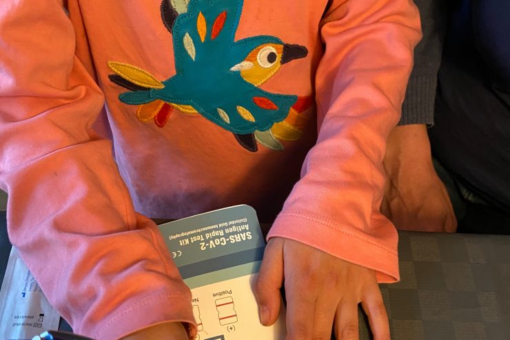 Teil 1: Blick über die Schulter / Wie eine Schülerin den Schnelltest macht