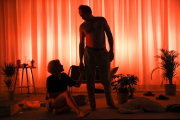 Theater / „En ausgetrëppelte Schong“ vum Jean-Paul Maes: Wëlle mer wierklech bleiwen, wat mer sinn?