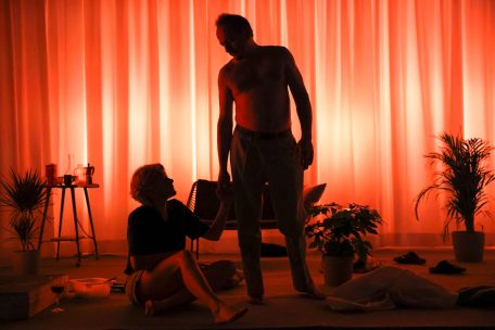 Theater / „En ausgetrëppelte Schong“ vum Jean-Paul Maes: Wëlle mer wierklech bleiwen, wat mer sinn?