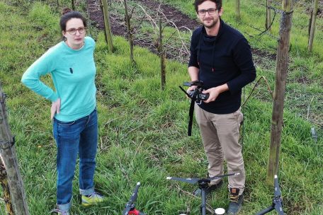 Corinne Kox und Dr. Gilles Rock im Weinberg