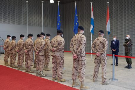 Das Kontingent wurde am Samstagmorgen im VIP-Hangar am Findel von Vizepremier und Verteidigungsminister François Bausch sowie General Steve Thull, dem Oberbefehlshaber der luxemburgischen Streitkräfte, verabschiedet