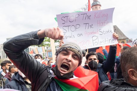 Extremismus / Krawalle in Berlin – Seehofer für „volle Härte“ gegen Antisemitismus