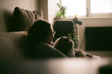 Gemeinsame Auszeiten für Mensch und Tier auf dem Sofa tun beiden gut