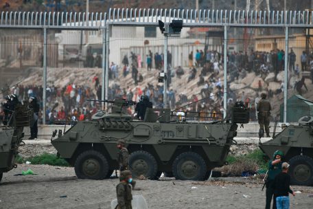 Mit schwerem Gerät am Zaun: Martialische Bilder an der Grenze