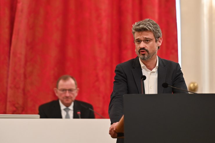 Parlament / Amazon, Engie, Patton-Denkmal und Erzieherausbildung