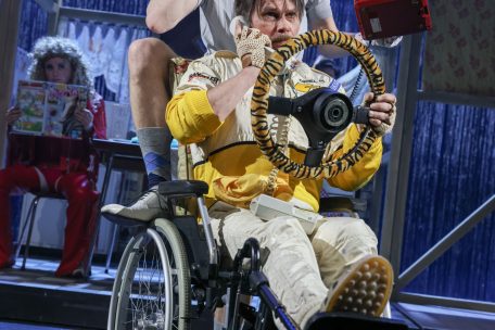 Sc&egrave;nes d&rsquo;une folie tout &agrave; fait ordinaire: &bdquo;Mendy &ndash; Das Wusical&ldquo; au Th&eacute;&acirc;tre des Capucins