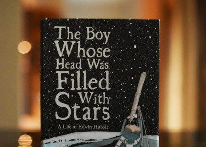 Isabelle Marinovs Bilderbuch&nbsp;&bdquo;The boy whose head was filled with stars &ndash; A life of Edwin Hubble&ldquo; erz&auml;hlt die Geschichte des Weltraumforschers Edwin Hubble