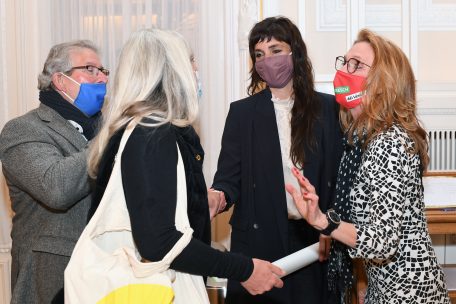 Nathalie Oberweis (2.v.r.) und Myriam Cecchetti (r.) im Gespräch mit Nancy Kemp-Arendt und Mars di Bartolomeo