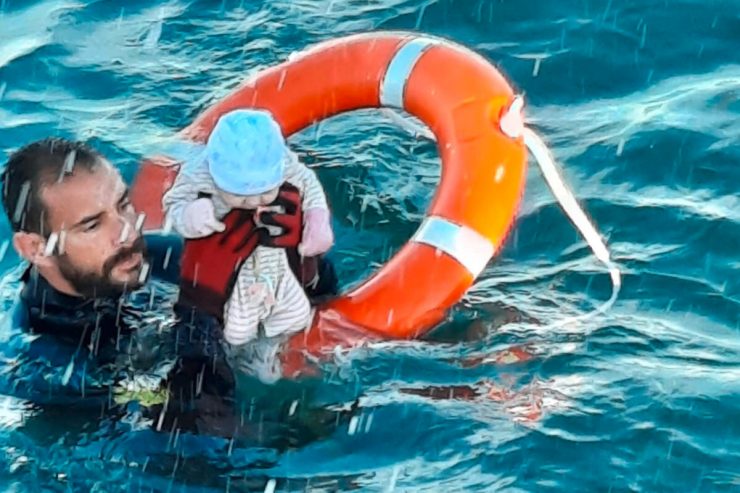 Spanien / Bild aus Ceuta geht um die Welt: Migrantenbaby wird aus dem Meer gerettet