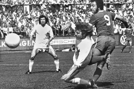 Kopf des Tages / „Halb und halb“: Erster schwarzer deutscher Nationalspieler Kostedde wird 75