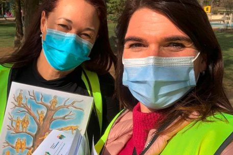 Diese Erzieherinnen der Elternschule haben auf einem Spielplatz in Luxemburg-Stadt Material dabei, das sie interessierten Eltern mitgeben k&ouml;nnen