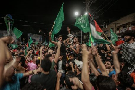 Palästinenser gehen auf die Straße, um ein Waffenstillstandsabkommen zwischen der israelischen Regierung und der islamistischen Hamas zu feiern