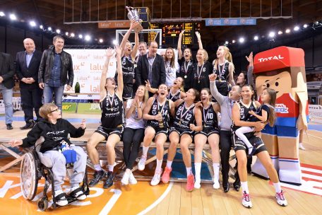 Im Jahr 2014 konnte Mich&egrave;le Orban (Nr. 15) bereits einen Pokalsieg mit dem T71 D&uuml;delingen feiern</p>
<p>